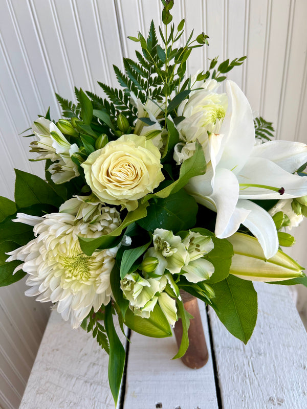 White monochromatic bouquet 