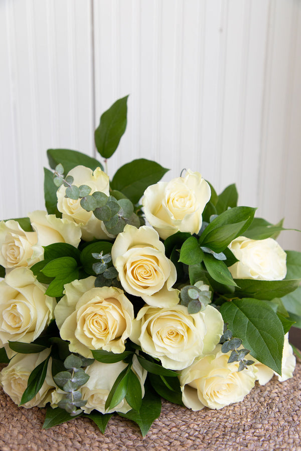 Douzaine de roses blanches