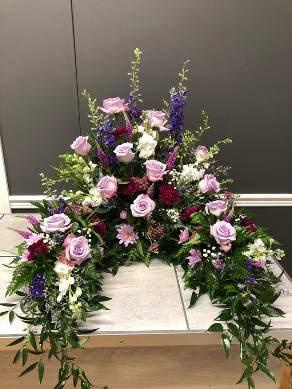 Arrangement pour urne style jardin violet