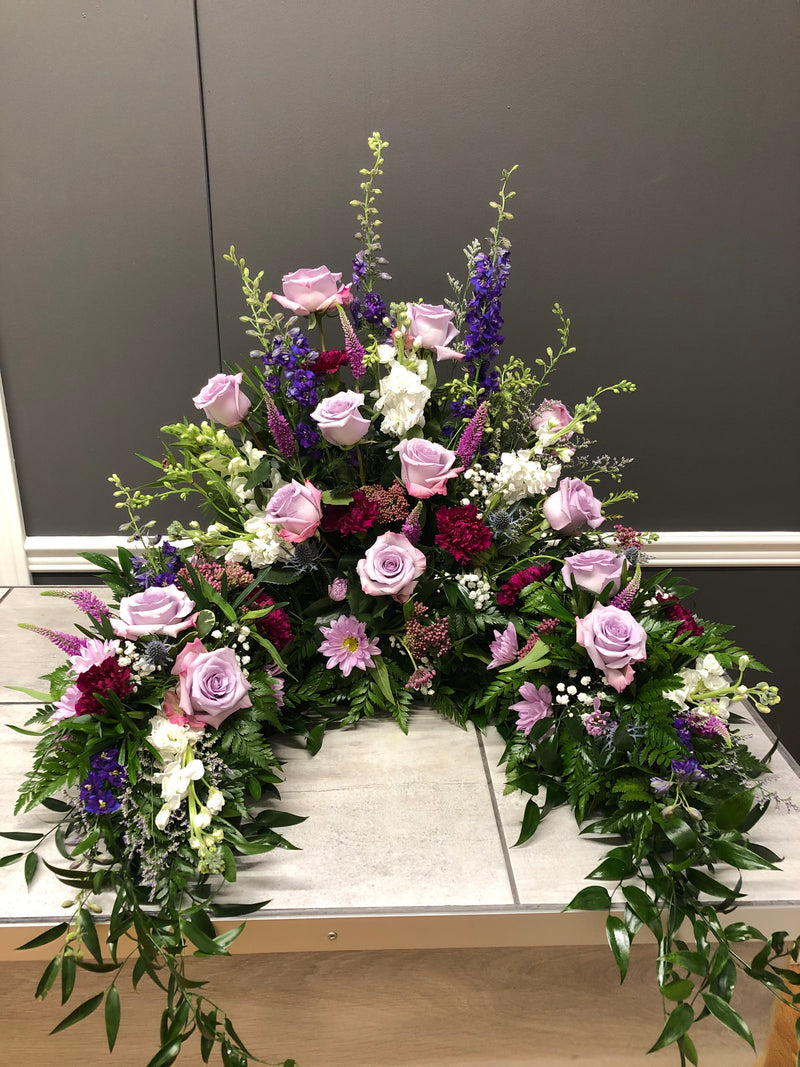 Arrangement pour urne style jardin violet