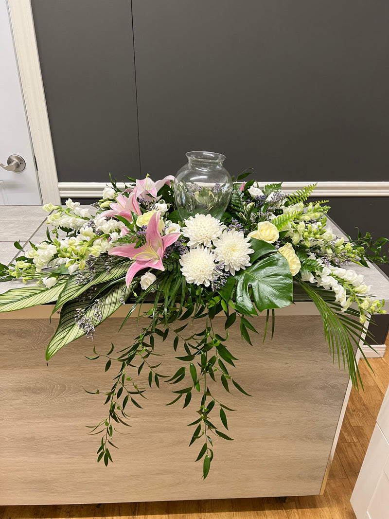 Floral arrangement for urn B – De fleur en fille Floral arrangement for urn B – De fleur en fille